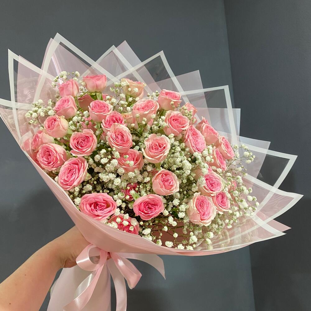 Букет из кустовых роз и гипсофилы