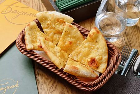 Фокачча с пармезаном и базиликом