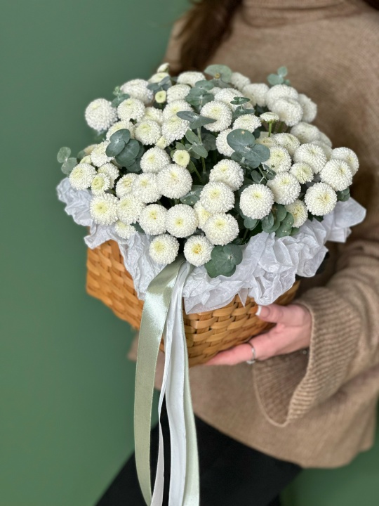 Корзина с хризантемой ньютон и эвкалиптом