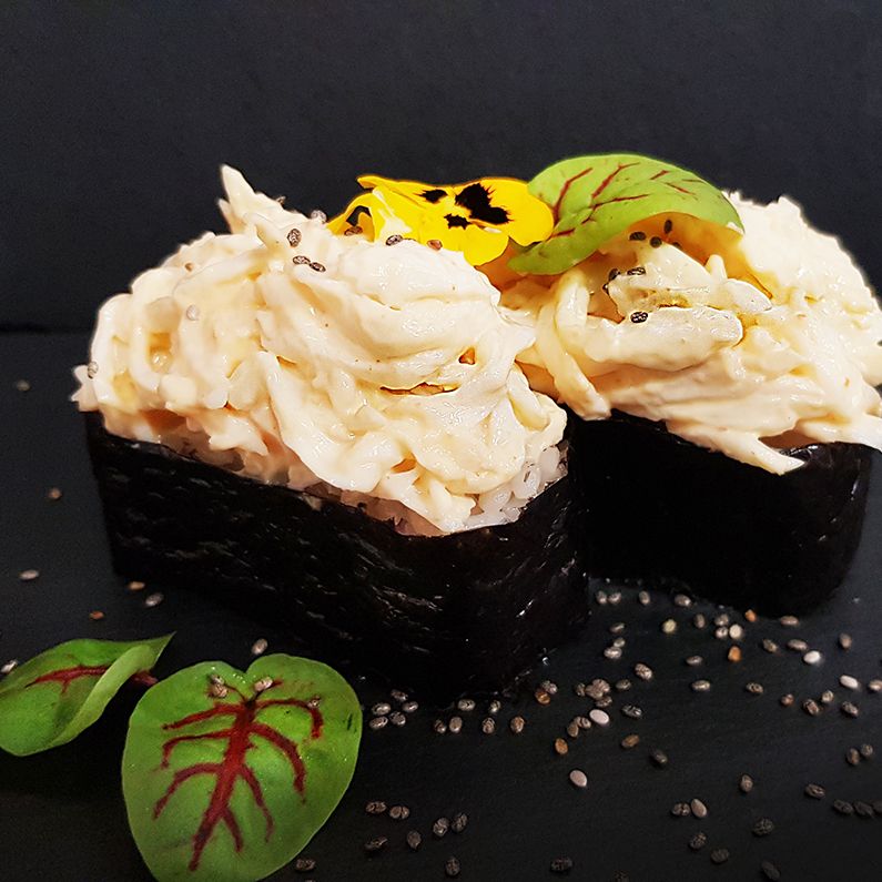 Гункан с мясом камчатского краба