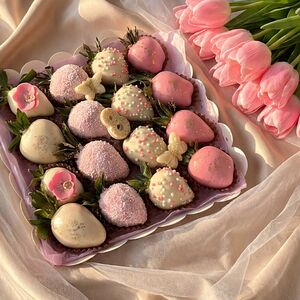 Клубника в шоколаде, коробочка "Весна" на 16 шт.