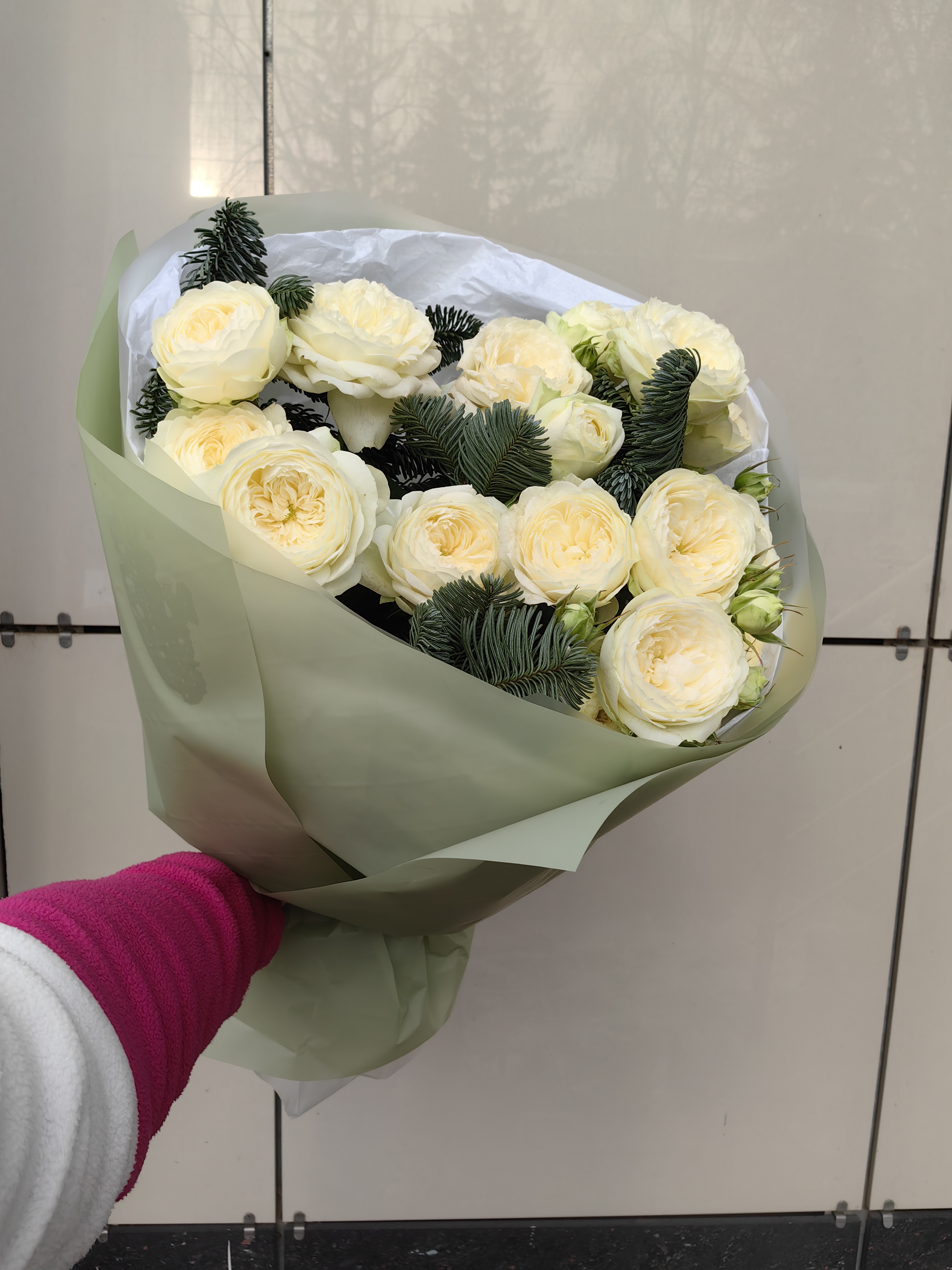 Букет белых кустовых пионовидных роз