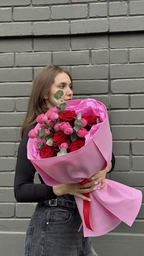 Букет из роз и эвкалипта