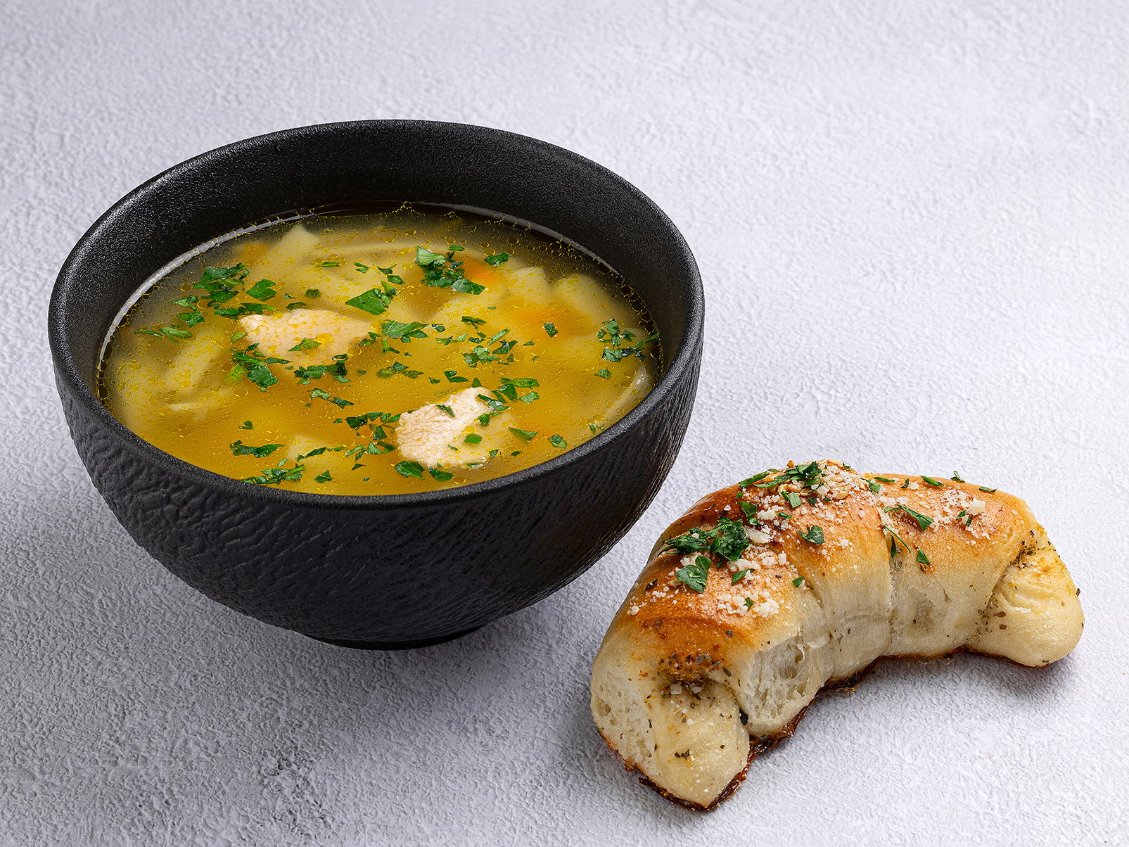 Куриный с лапшой и чесночной булочкой