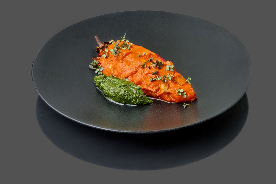 Перец рамиро и печеный баклажан с соусом неаполе и песто