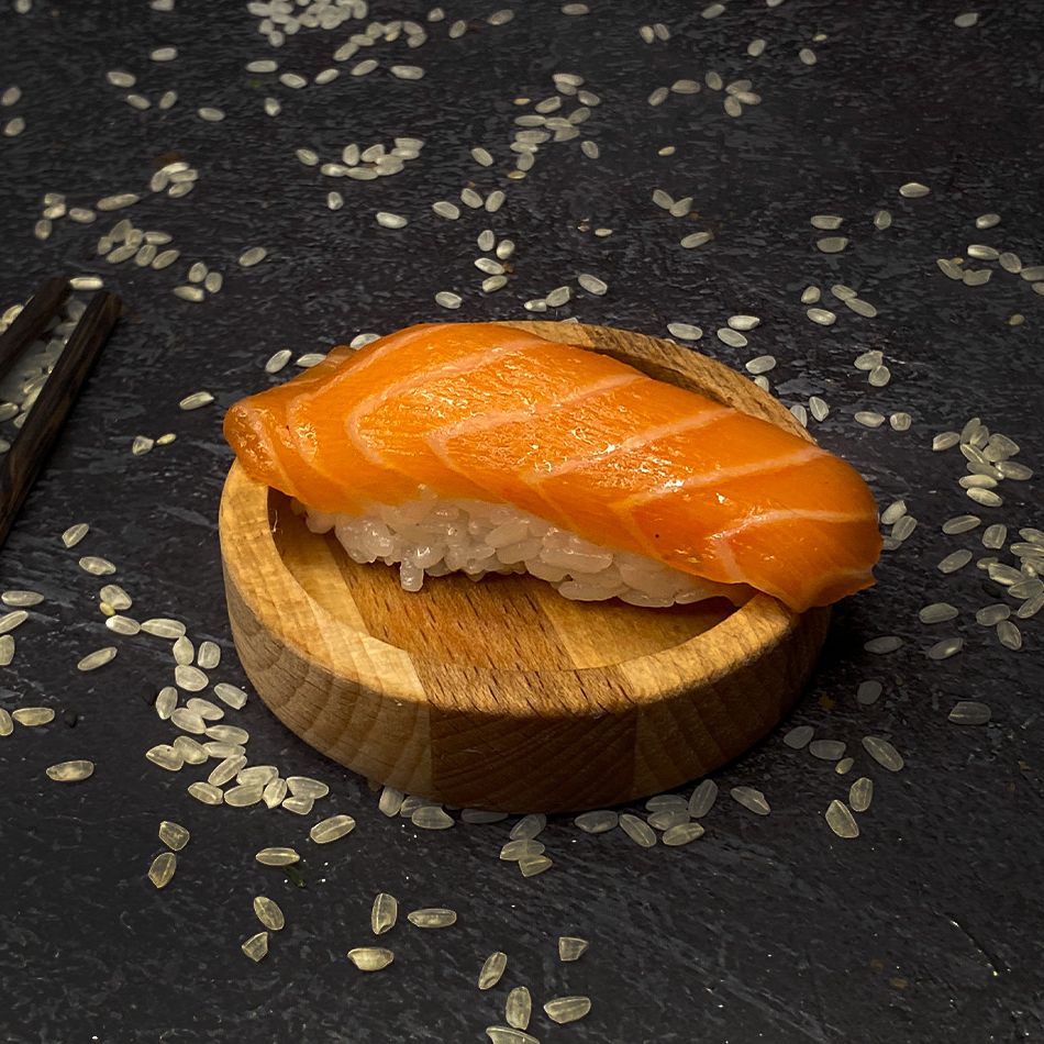 Суши с лососем