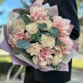 Pink Mondial с сортовыми диантусами и эвкалиптом