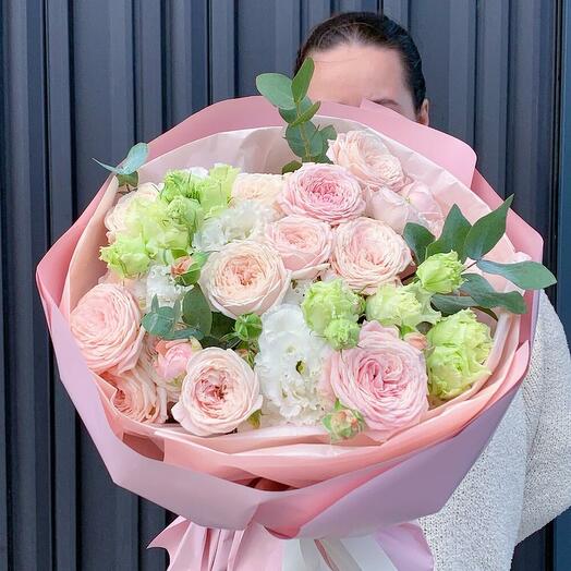 Пионовидная роза и эустома 