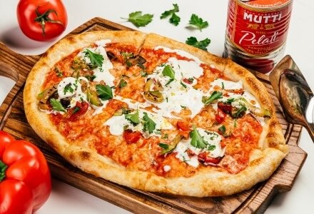 Пиццетта со страчателлой и овощами
