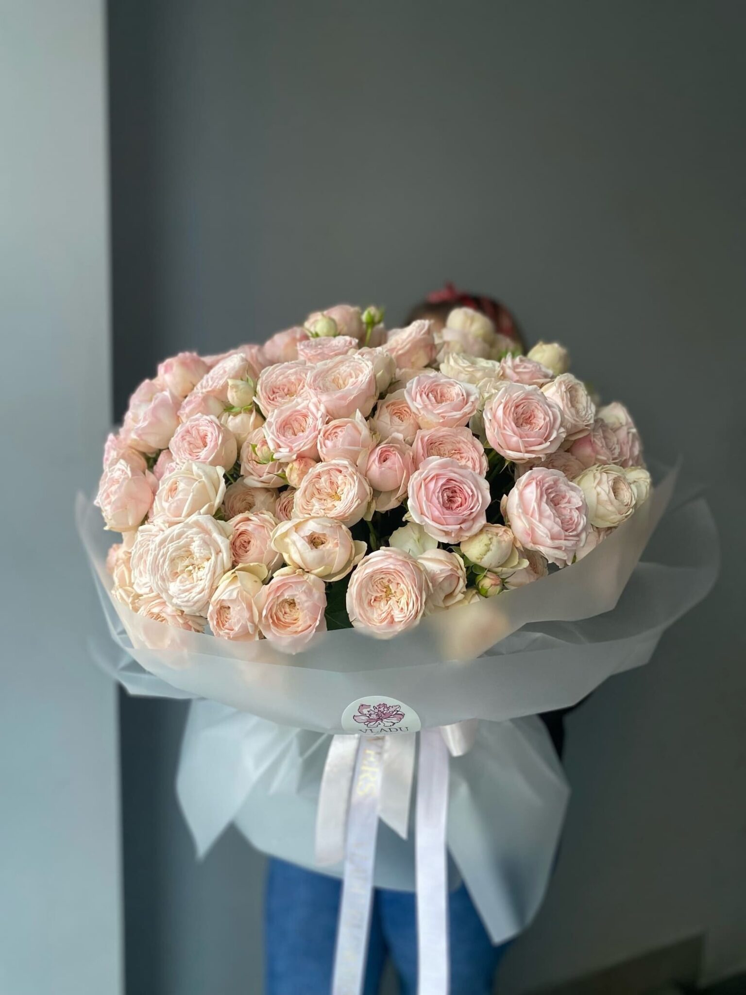 Букет из пионовидных кустовых роз 37 штук