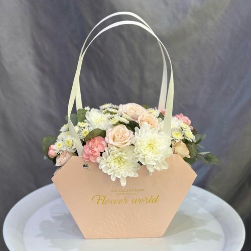 Букет цветов в картонной сумочке (к1749)