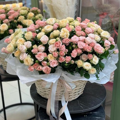 Корзина с кустовыми розами