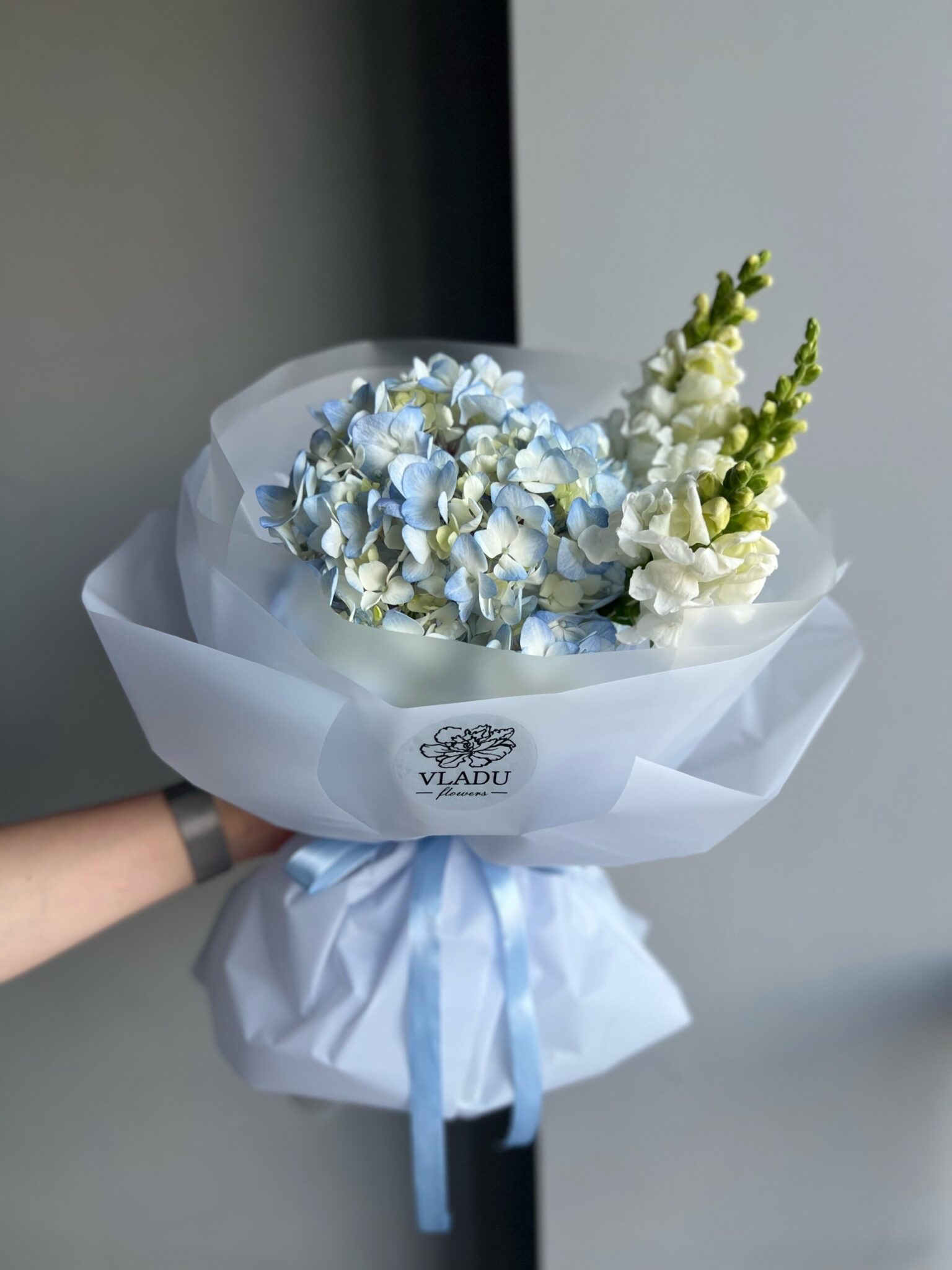Букет с голубой гортензией