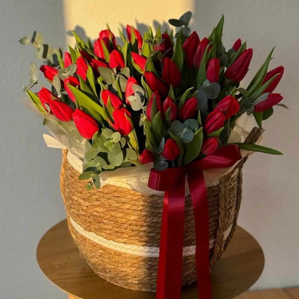 51 тюльпан красный и эвкалипт в кашпо плетеном удобно