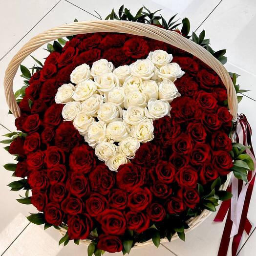 Корзина-гигант «Сердце» из 101 розы + коробка конфет