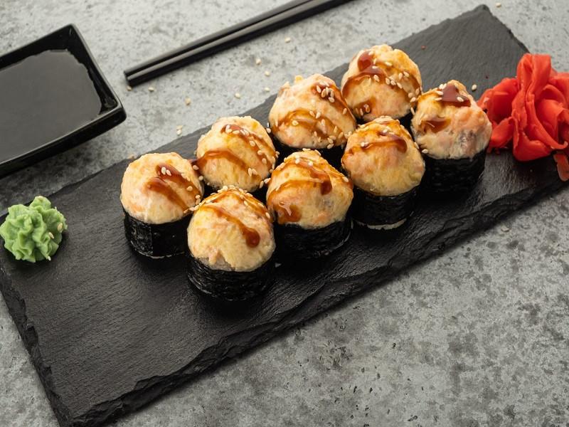 Запеченный мини с лососем в спайси-соусе