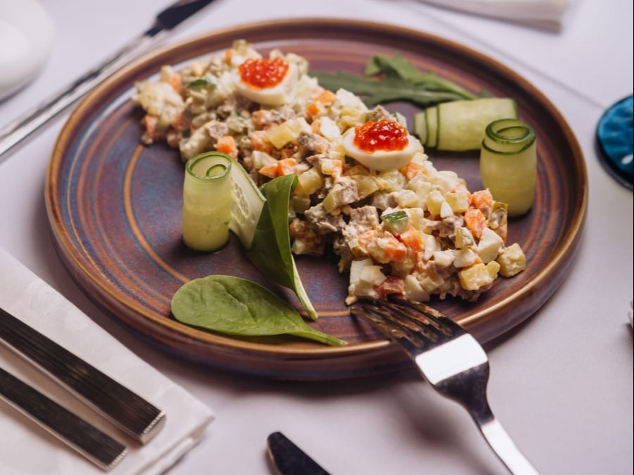 Оливье с нежной говядиной и икрой