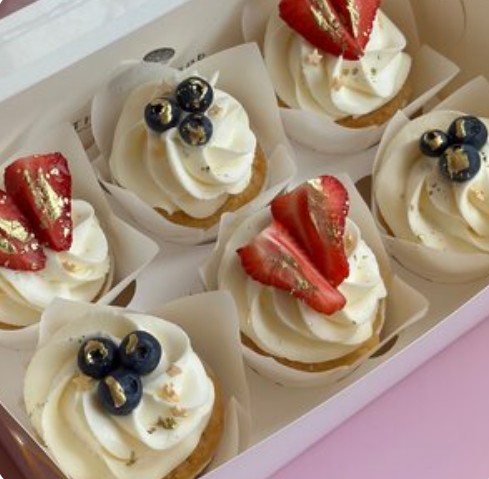 6 капкейков с клубникой и голубикой