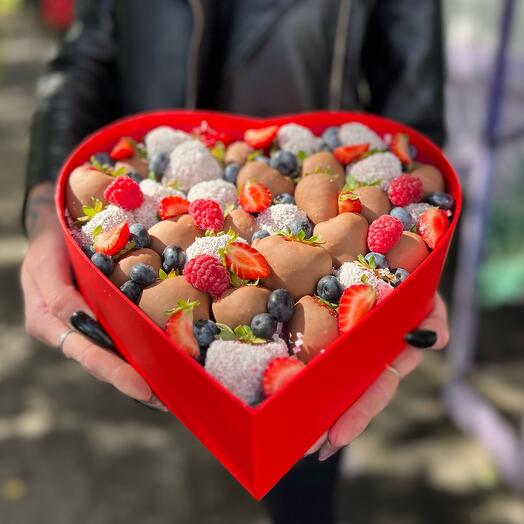 Клубника в шоколаде голубика в коробе сердце