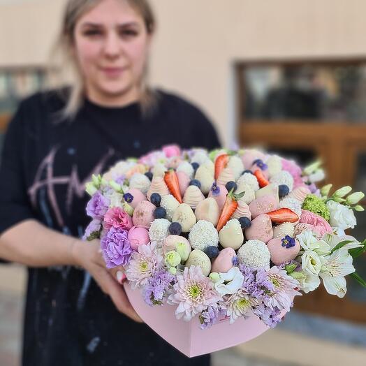 Цветы в коробке с клубникой в шоколаде