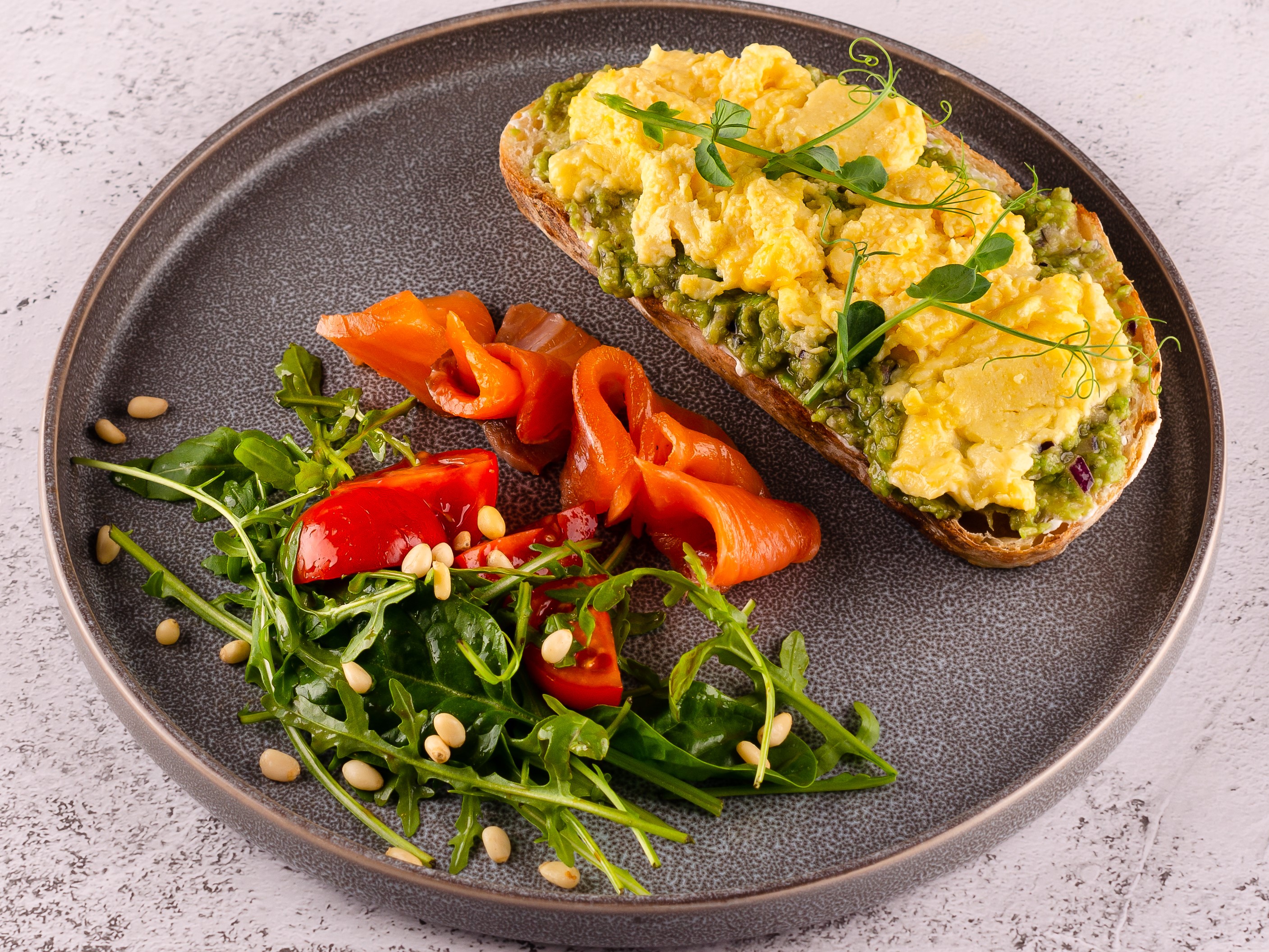 Тартин со скрэмблом и лососем