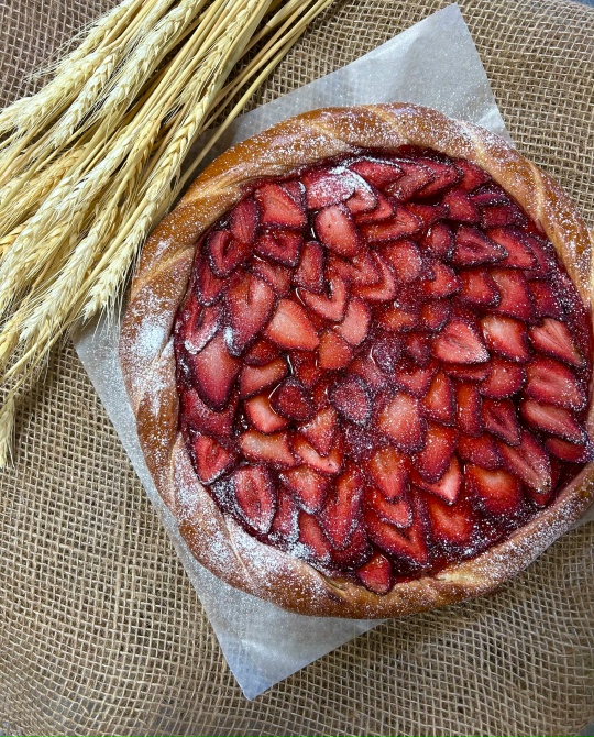 Пирог с клубникой открытый, весовой