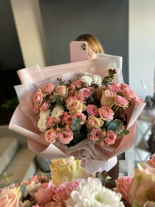 Большой шикарный букет из роз