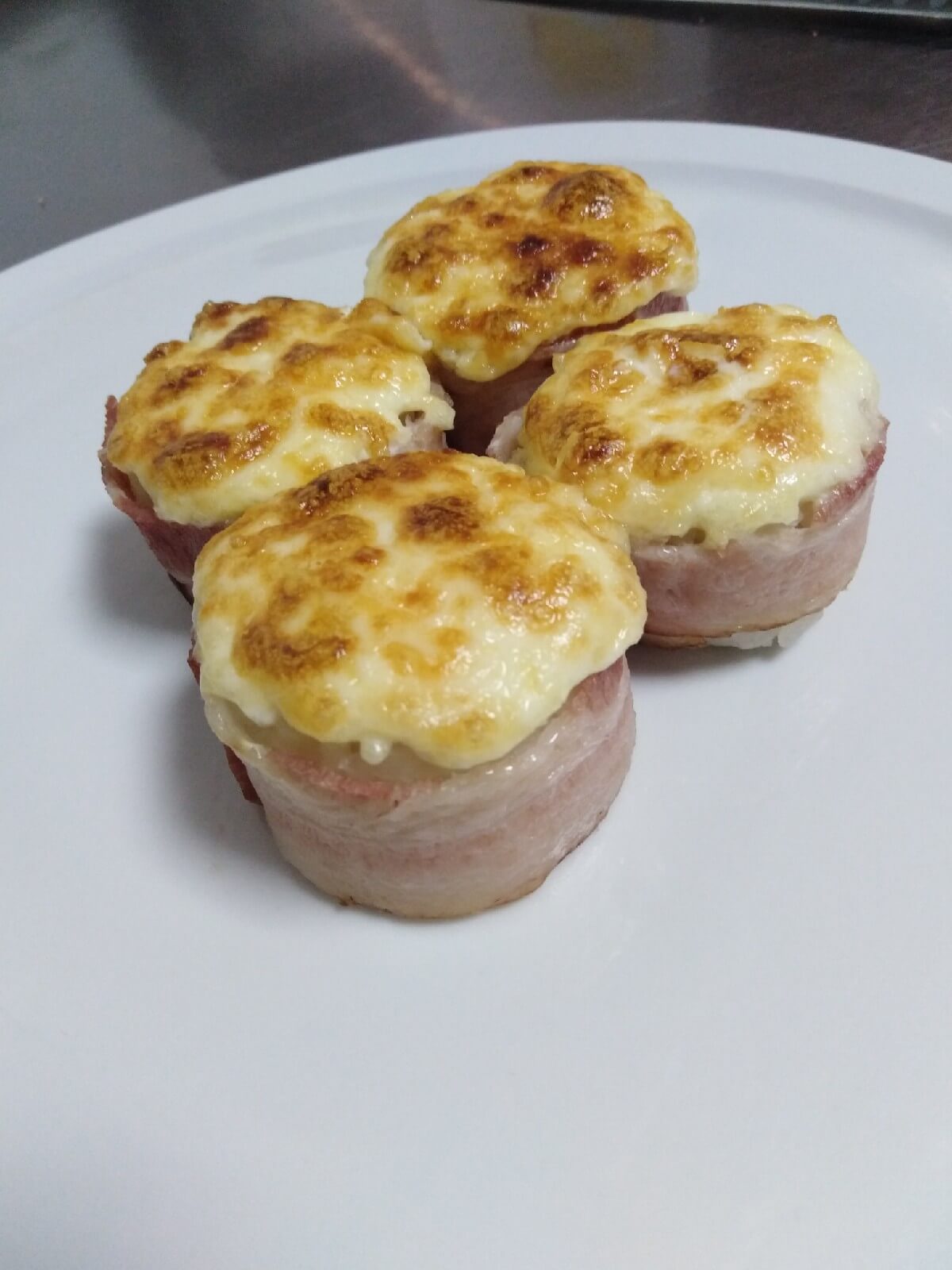 Ролл запечённый в беконе