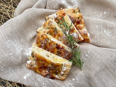 Лепешка свежевыпеченная с маслинами и вялеными томатами