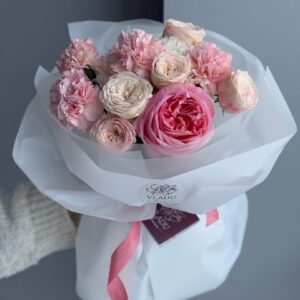 Нежный букет с диантусами и розой