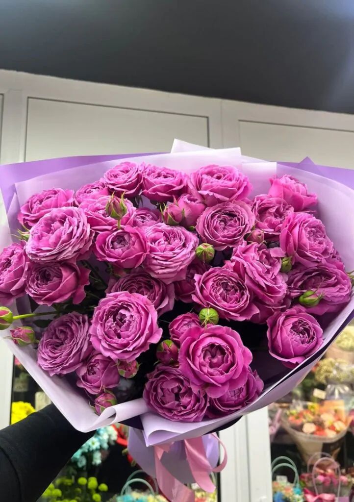 Букет из 9 кустовых пионовидных роз в сиреневом фоамиране