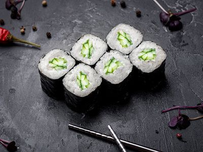 Классический ролл с огурцом