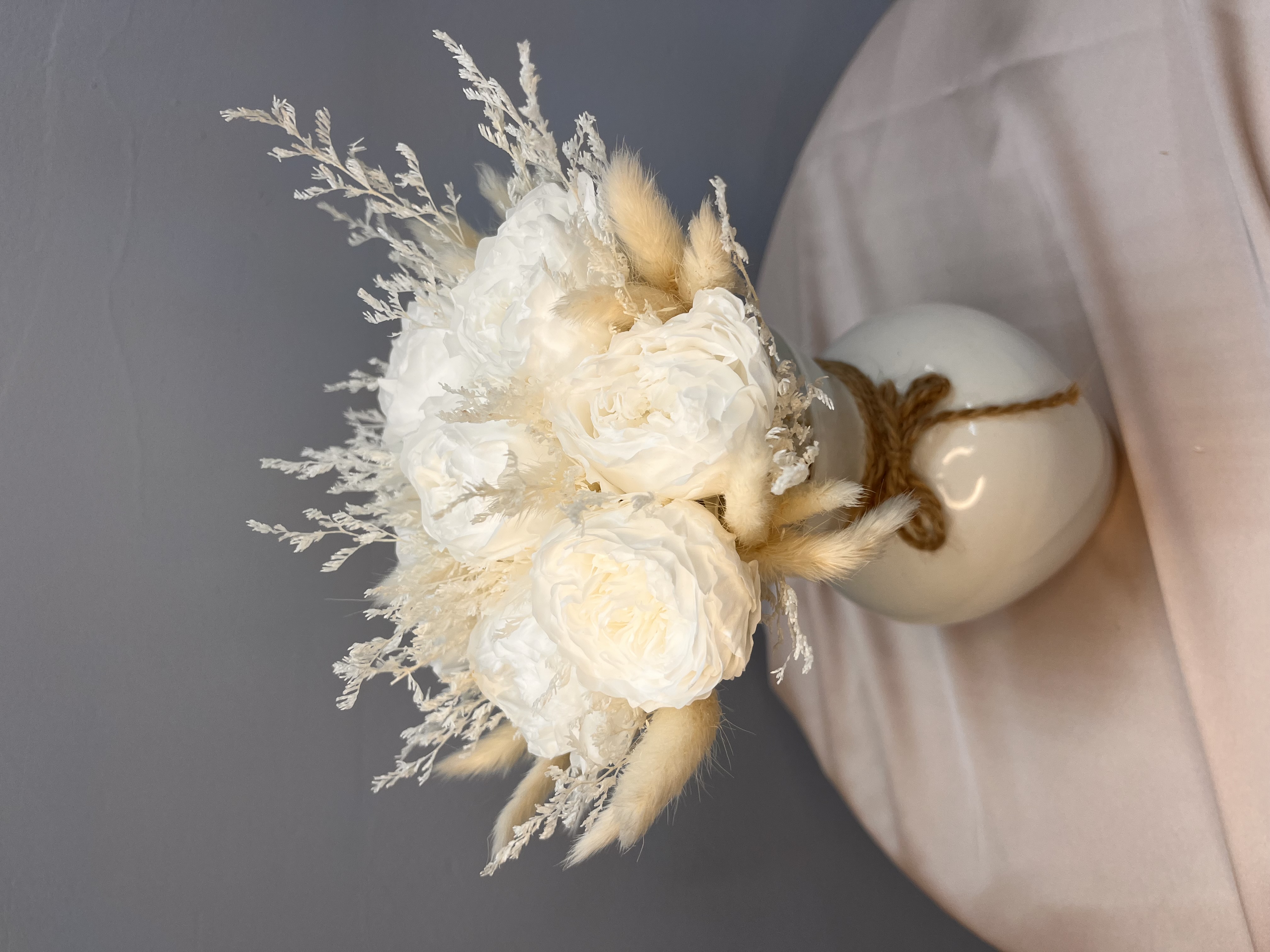 Букет из белых стабилизированных роз 