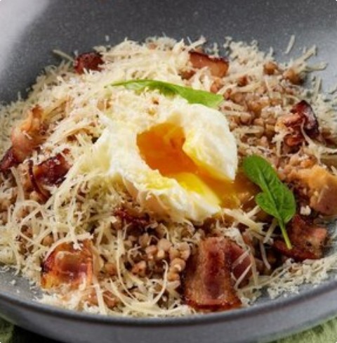 Гречка с беконом, авокадо, яйцом пашот