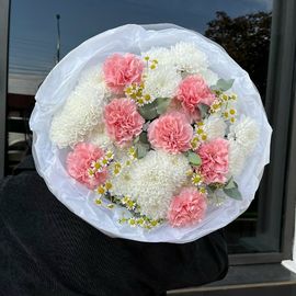 Стойкий букет хризантем и диантусов pink