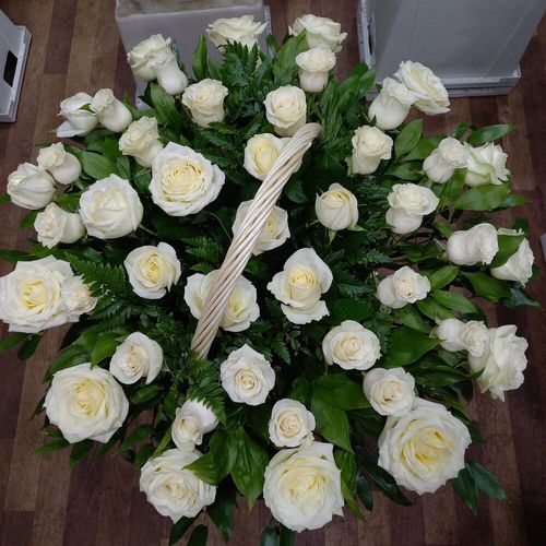 Корзина белых роз с зеленью