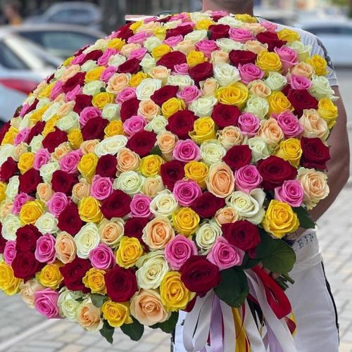 Шикарный букет микс роз