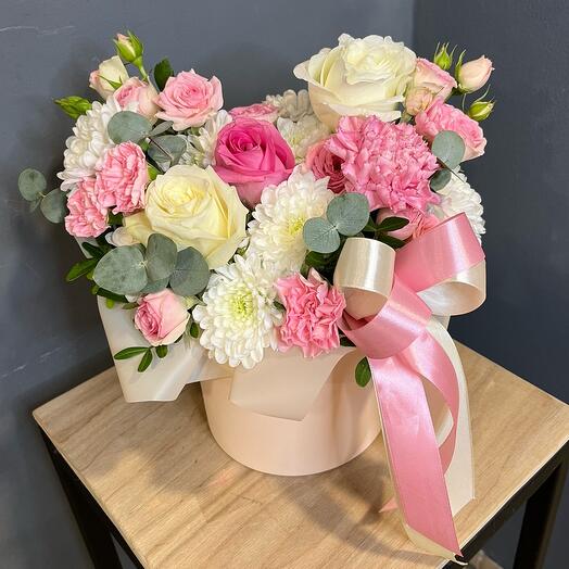 Цветы в шляпной коробке