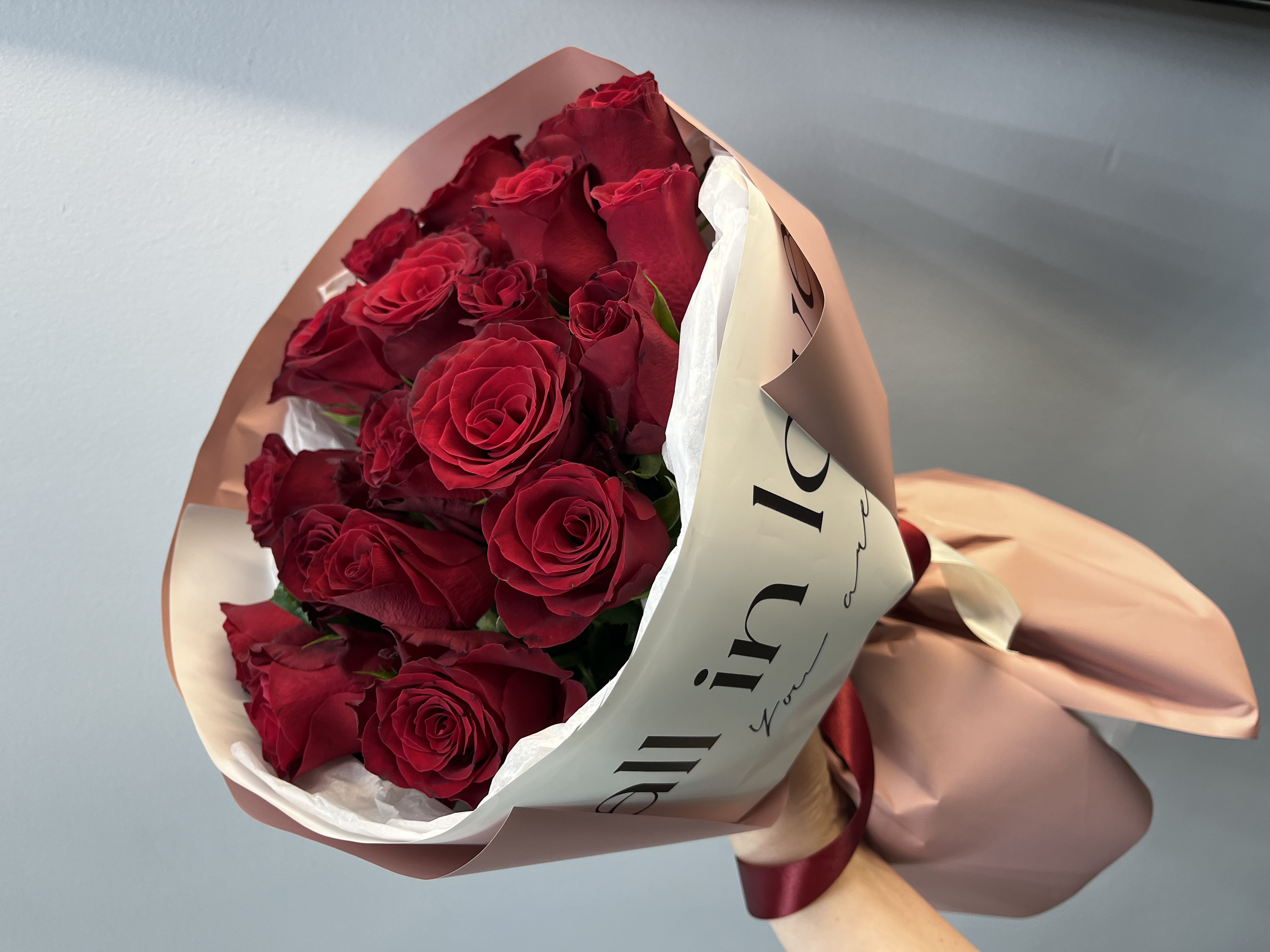 21 Роза бордовая в нежной упаковке