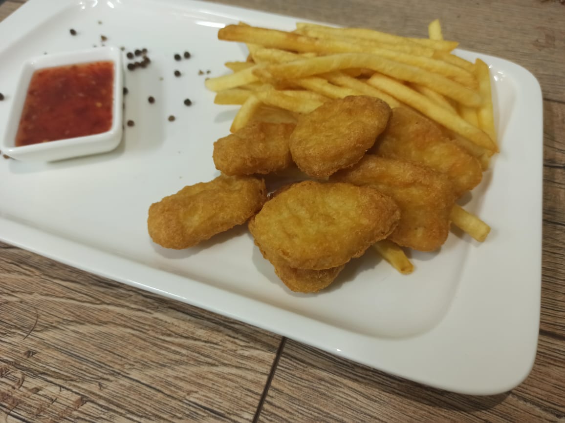 Картошка фри с наггетсами 230гр
