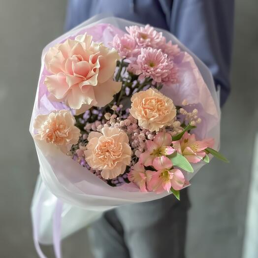 Нежный круглый букет с французской розой, хризантемой и диантусами в стильной упаковке