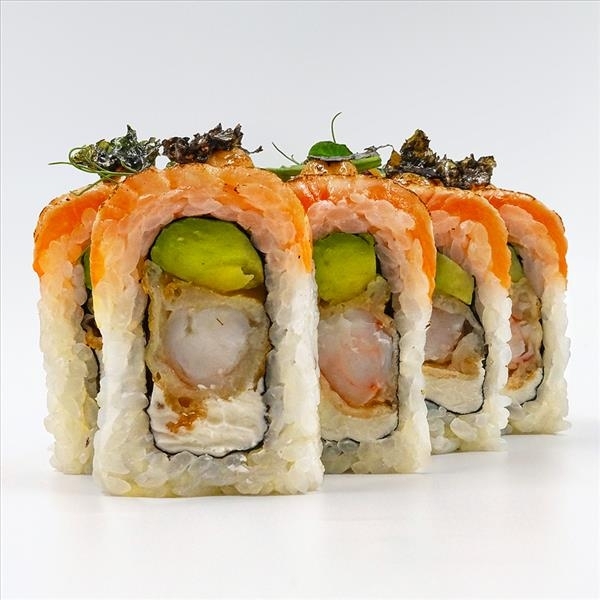 Ролл с опалённым лососем и креветкой темпура