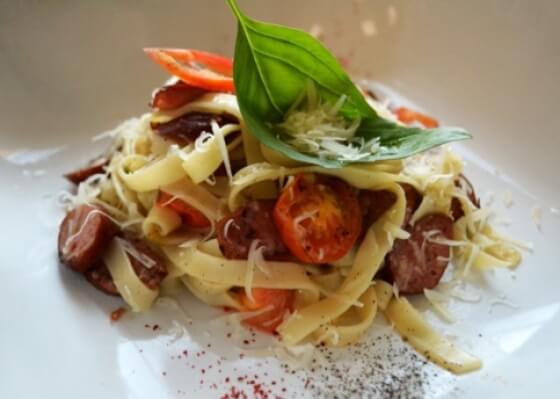 Паста с копчёными колбасками
