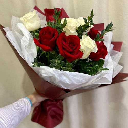 Букет из красных и белых роз с зеленью (б1880)
