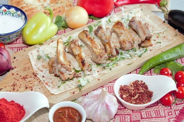 Шашлык из бараньих ребрышек на мангале