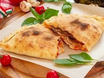 Пицца Кальцоне с ветчиной и грибами