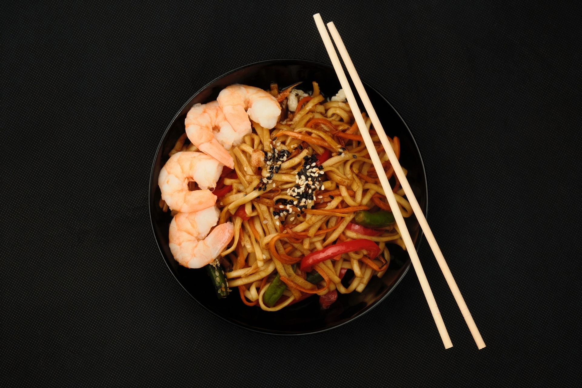 Лапша-WOK с тигровой креветкой.