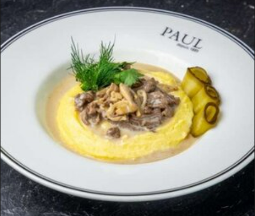 Бефстроганов с картофельным пюре и корнишонами