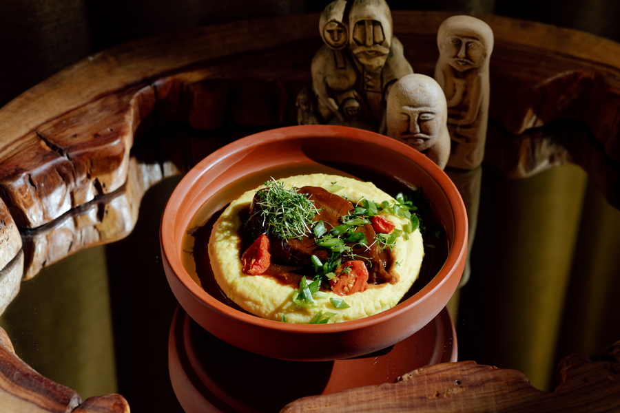 Томленные говяжьи щечки с соусом деми гласс и пюре