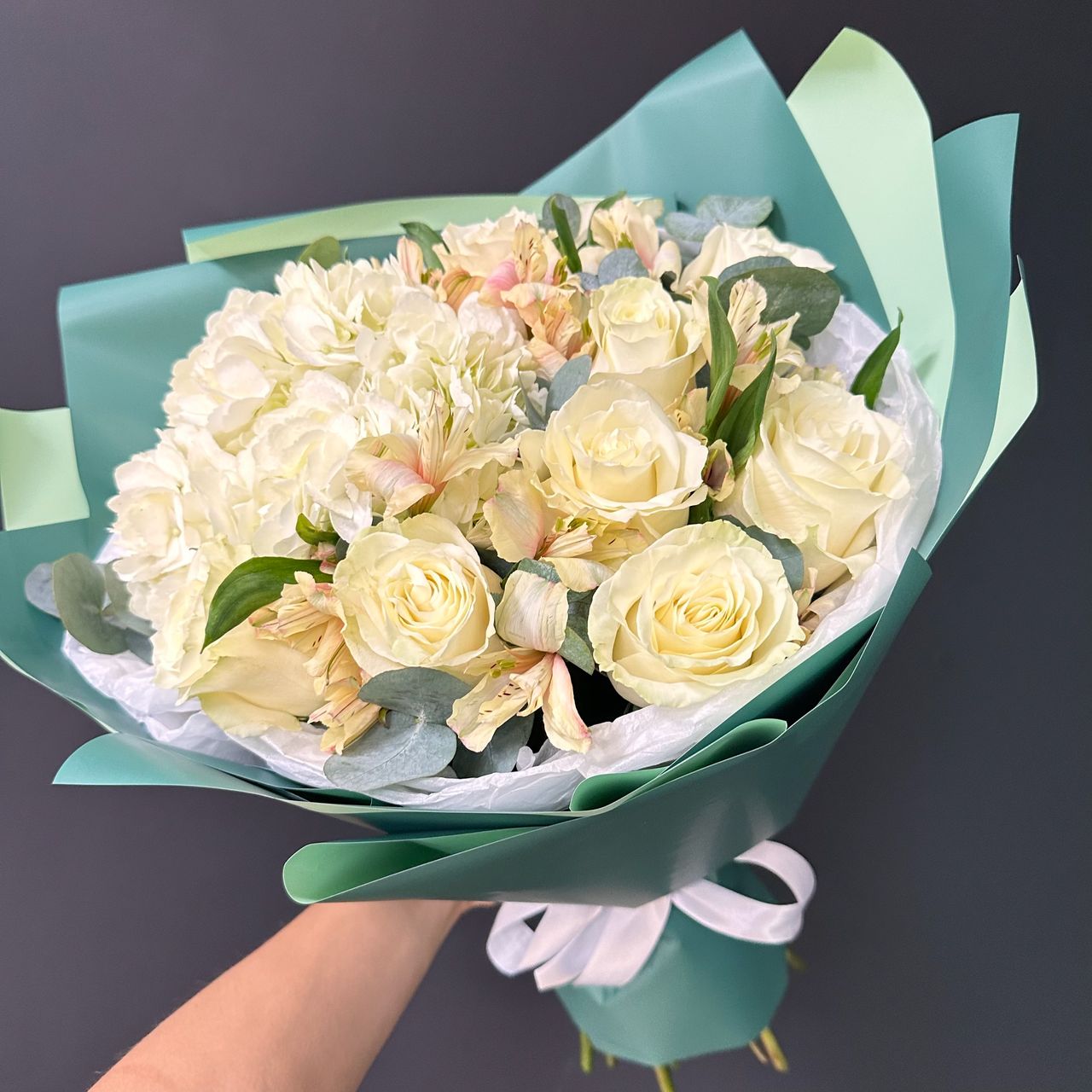 Букет из белых роз и гортензии